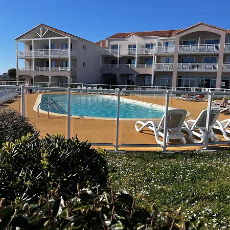 Apartment Dans De Tourisme Front De Mer, Piscine Chauffee